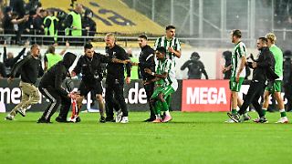 Vermummte jagen Spieler bei brisantem Ost-Duell vom Platz