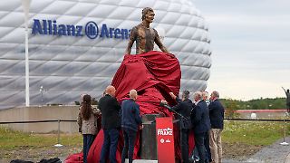 FC Bayern enthüllt Beckenbauer-Denkmal vor Allianz Arena