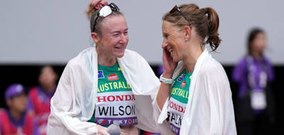 Marathonläuferin merkt nicht, dass sie längst im Ziel ist