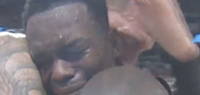 Direkt nach dem großen Triumph bricht Matchwinner Schröder in Tränen aus