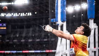 Merlin Hummel hämmert Hammer auf Silber und kann es nicht fassen