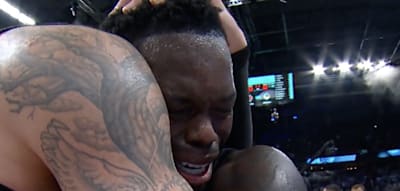 Direkt nach dem großen Triumph weint Matchwinner Schröder in den Armen seiner Mitspieler