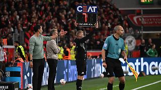 Unergründlicher Zeitspiel-Aberwitz versetzt Fußball in Rage