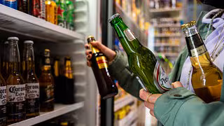 Alkohol kaufen als Beitrag zum Jugendschutz