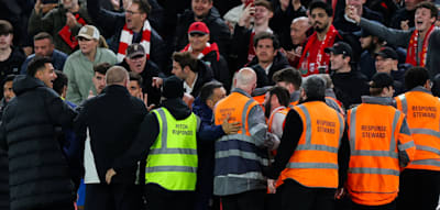 Atletico-Trainer Simeone geht auf Liverpool-Fan los und sieht Rot