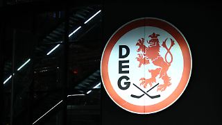 Abgestürzte Düsseldorfer erheben sich aus den Trümmern