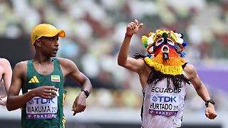 Geher aus Ecuador kommt bei WM mit kurioser Maske ins Ziel