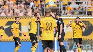 Dynamo Dresden ertrotzt sich in Unterzahl Punkt, Fortuna geht unter
