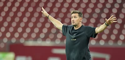 Im Krisen-Duell gelingt Miroslav Klose spät der Befreiungsschlag