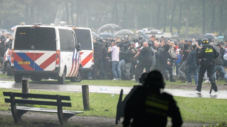 Heftige Krawalle bei Demo für härtere Asylpolitik in Den Haag