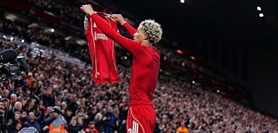 Einer der dümmsten Platzverweise der Saison – Ekitiké trifft und fliegt