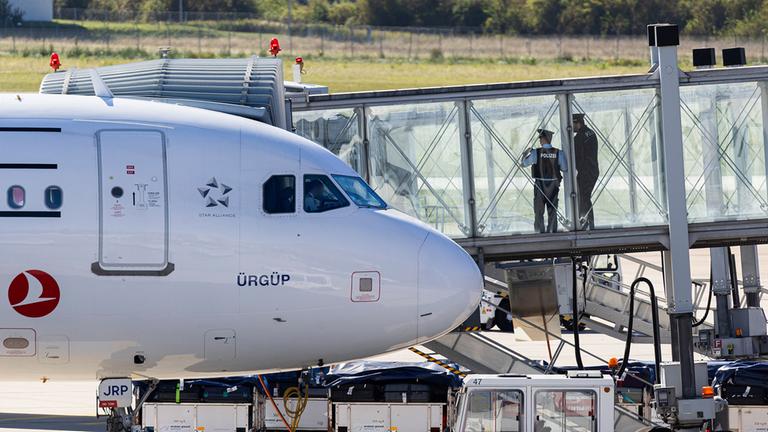 28 Afghanen nach Klage in Deutschland angekommen