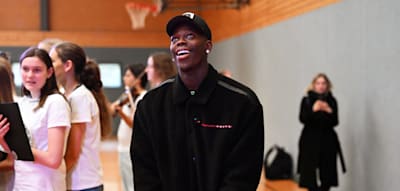 Beim Empfang in seiner Heimatstadt vergießt Dennis Schröder Tränen