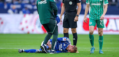 Schalke verliert Abwehrspieler unter Tränen – gewinnt aber das Spiel