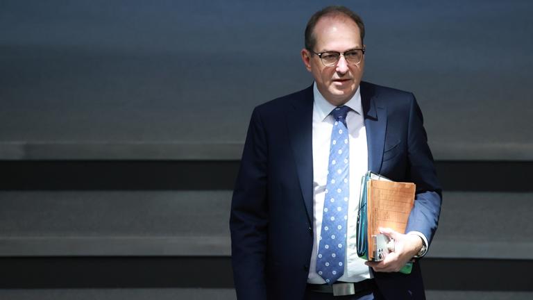 Dobrindt will Drohnenabwehr besser regeln