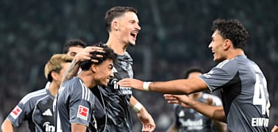 Zehn-Tore-Spektakel und Pfeifkonzert bei wildem Frankfurter Sieg