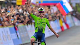 Tadej Pogacar liefert denkwürdigen Soloritt zu WM-Triumph