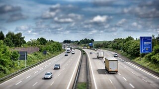 Warum immer mehr Lkw-Speditionen gegen das Sonntagsfahrverbot verstoßen