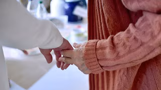 Eine Pflegeversicherung für alle? Paritätischer Wohlfahrtsverband sagt Ja - Experten zweifeln