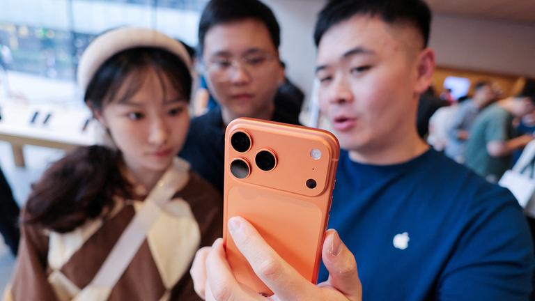 Mit Verboten gegen die Smartphone-Sucht von Kindern