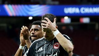 Bedenklich wackelige Eintracht geht in "anderer Liga" unter