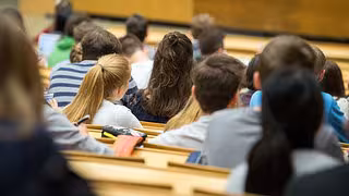 "Ich muss mir Geld leihen": Studentin Zoe wartet seit über einem Jahr auf ihren Bafög-Bescheid