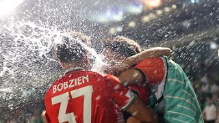 Mainz-Profi geht nach Bierbecher-Wurf zu Boden