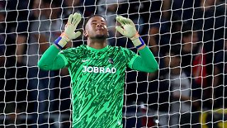 Bitterer Patzer: Keeper Atubolu fällt der Ball aus den Händen