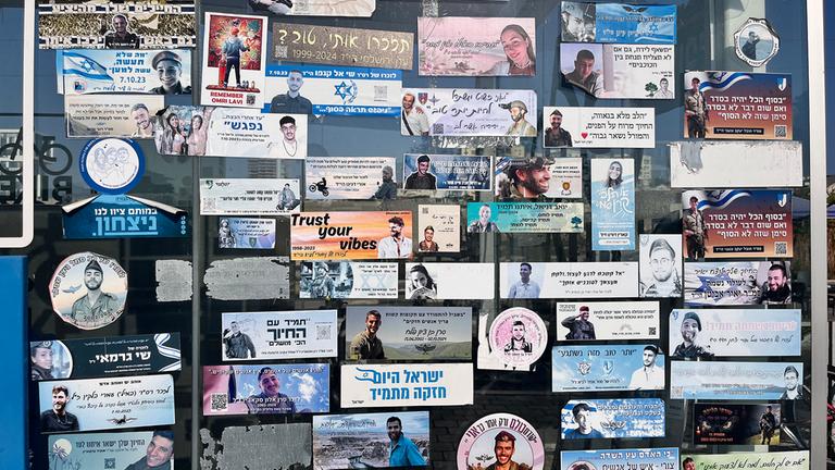 Mit Stickern gegen das Vergessen