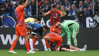 Gegner geht bewusstlos zu Boden - Schalker Abwehrchef als Retter