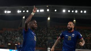 Fußball-Zwerg lässt ersten WM-Matchball dramatisch liegen