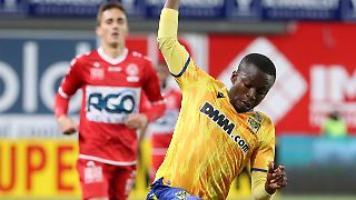 Genickbruch: Gegner schubst Fußballprofi in Werbebande