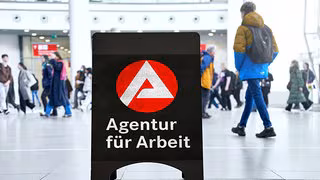 Arbeitslosigkeit steigt in Ostdeutschland und sinkt in Westdeutschland