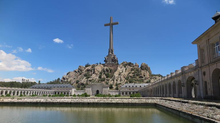 Das Kreuz mit Francos früherer Grabstätte