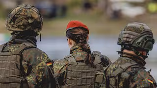 Expertin f&uuml;r Milit&auml;rrecht: "Frauen sollten aus der Wehrpflicht komplett rausgehalten werden"