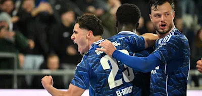 Schalke triumphiert im turbulenten Topspiel bei Hannover – und ist Tabellenführer