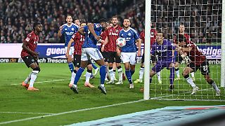 Schalke &uuml;berrollt Topspiel-Gegner und springt auf Platz eins