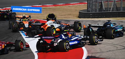 Wahnsinn im WM-Kampf – Schon in der ersten Kurve fliegen beide McLaren-Piloten raus