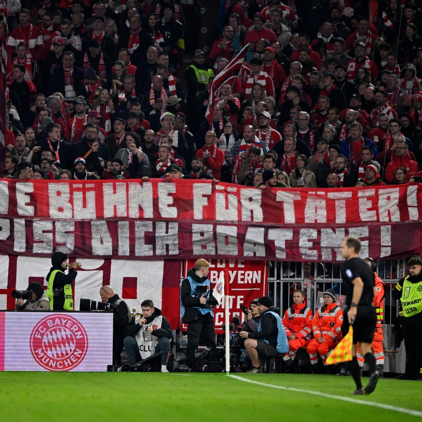 "Verpiss dich, Boateng!" – Bayern-Fans protestieren gegen Trainer-Hospitanz