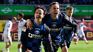 Paderborn bleibt Schalke nach wildem Sieg auf den Fersen