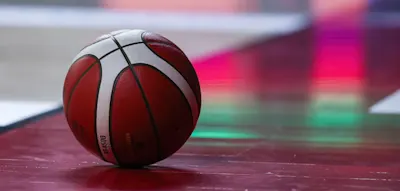 Fan-Bus mit Ziegelsteinen beworfen – Beifahrer stirbt