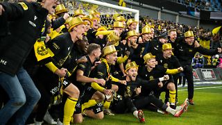 Fischerdorf tritt den Fu&szlig;ball-Gro&szlig;klubs in den Hintern