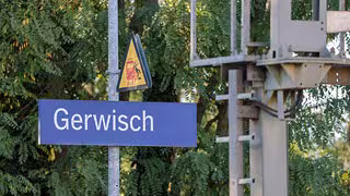 Nach Stellwerksbrand von Gerwisch - Bahn nennt weiter keinen Termin f&uuml;r Streckenfreigabe