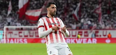 Grifo beweist seine Freistoß-Künste bei Freiburgs Sieg – Mainz in Überzahl minimalistisch