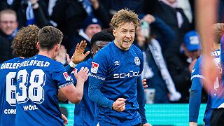 Dorfklub lässt auf der Bielefelder Alm ordentlich Federn