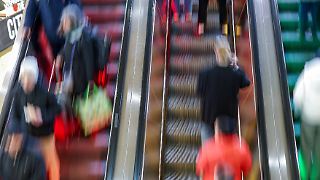 Bundesliga-Fans prügeln sich bei Zufallsbegegnung auf Bahnsteig