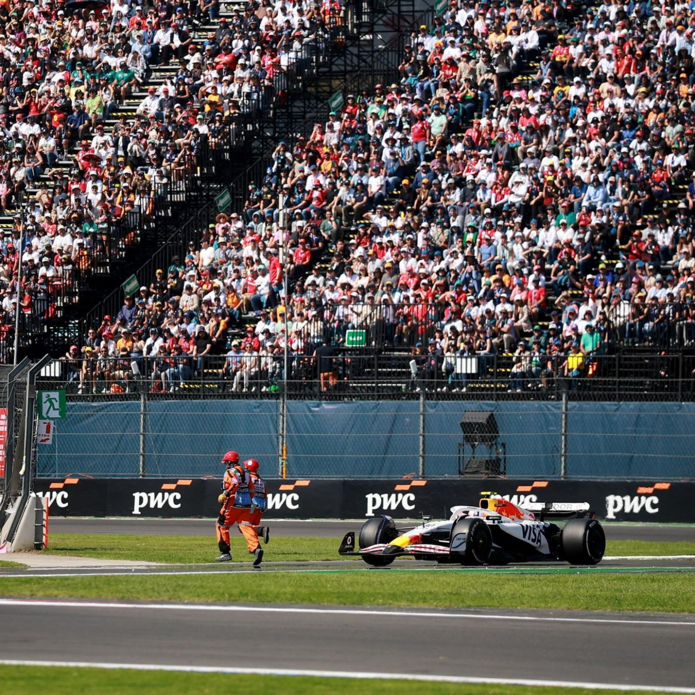 Streckenposten laufen über Formel-1-Kurs – während des Rennens