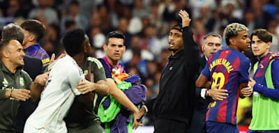 Rangeleien, Platzverweis und ein verschossener Elfmeter – Real siegt im Clásico