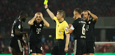 Haben die Schiedsrichter das Pfeifen verlernt? „Das war auch mein Gedanke“, sagt Eberl