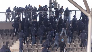 Hunderte Fans von Hertha und Dynamo gehen im Stadion aufeinander los